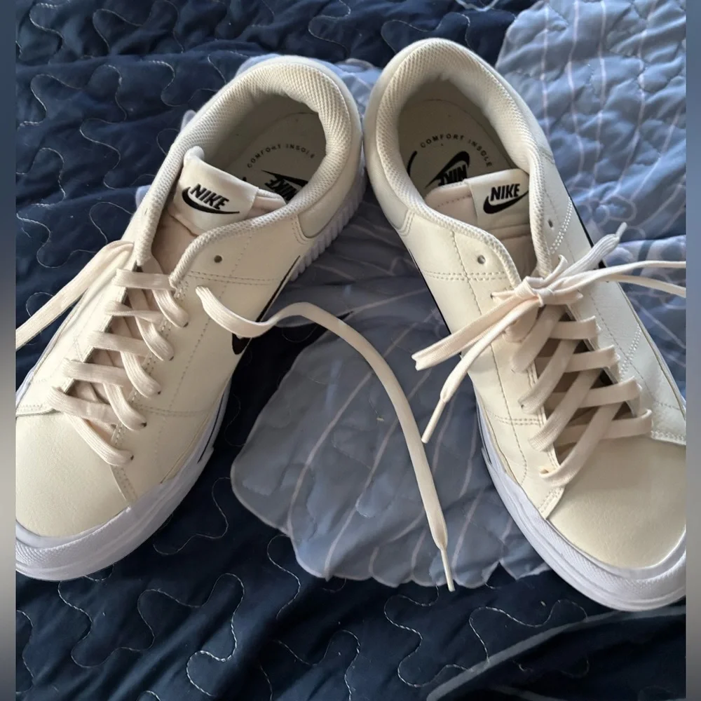 Nike Ivory Courts Legacy Lift ladies sz 10.5